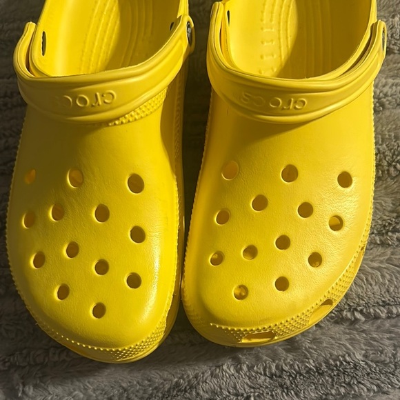 Men’s yellow crocs - Picture 3 of 4